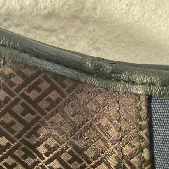 Tommy Hilfiger Shoulder Bag - Picture 11 of 13